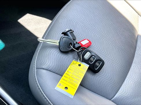 Used 2013 Hyundai Elantra Limited FWD image 13