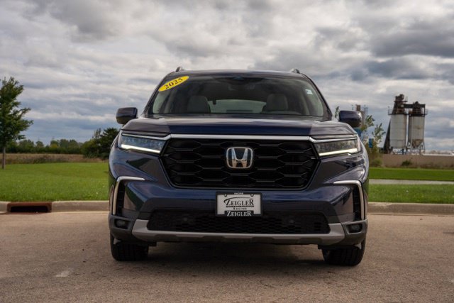 Used 2025 Honda Pilot Touring image 2