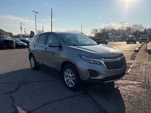 Used 2024 Chevrolet Equinox LT image 1