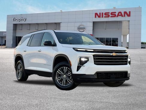 Used 2025 Chevrolet Traverse LT image 1