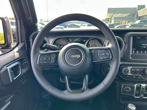 Used 2023 Jeep Gladiator Sport AWD/4WD image 10