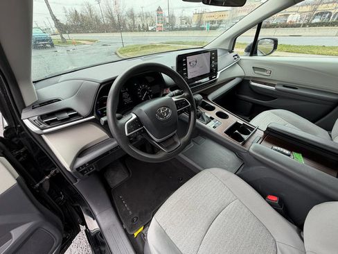 Used 2021 Toyota Sienna LE image 14