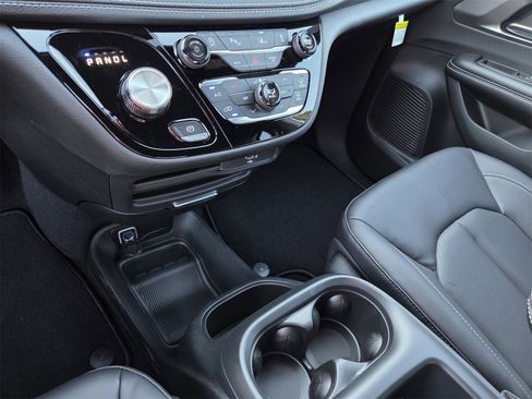 New 2026 Chrysler Pacifica Select image 10