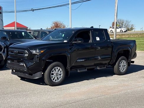 Used 2025 Toyota Tacoma SR5 AWD/4WD image 2