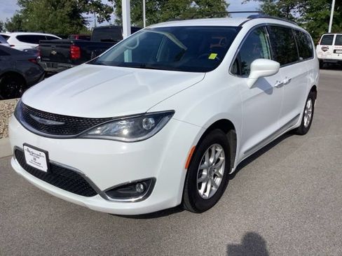 Used 2020 Chrysler Pacifica Touring-L FWD image 1