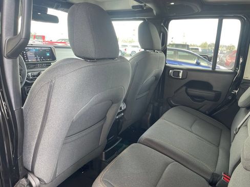 Used 2024 Jeep Wrangler Unlimited w/ Convenience Group AWD/4WD image 18