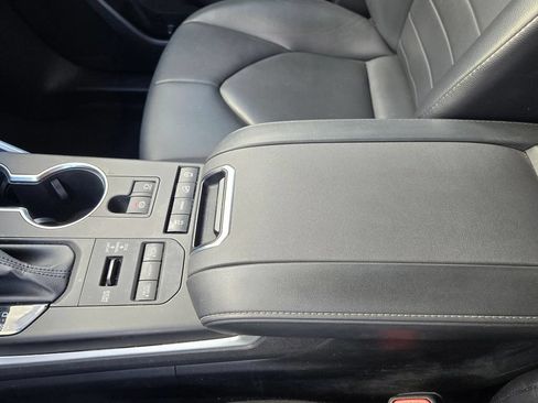Used 2022 Toyota Highlander XLE AWD/4WD image 23