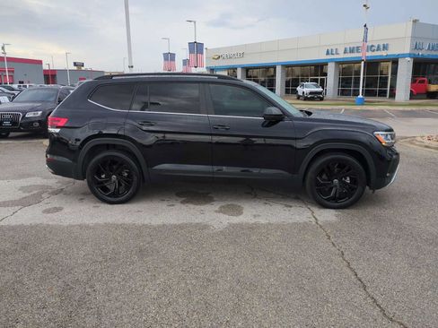 Used 2023 Volkswagen Atlas SE w/ Panoramic Sunroof Package FWD image 9