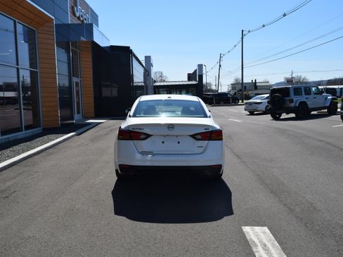 Used 2023 Nissan Altima 2.5 SR w/ SR Premium Package image 3