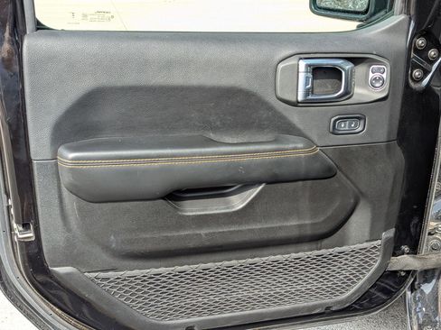 Used 2025 Jeep Wrangler Sahara image 11