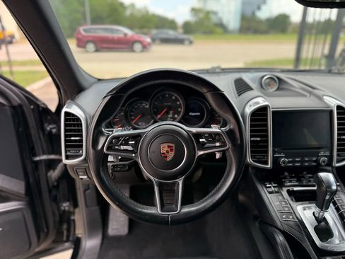 Used 2017 Porsche Cayenne Platinum Edition image 29
