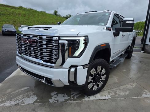 Used 2026 GMC Sierra 2500 Denali w/ Technology Package AWD/4WD image 3