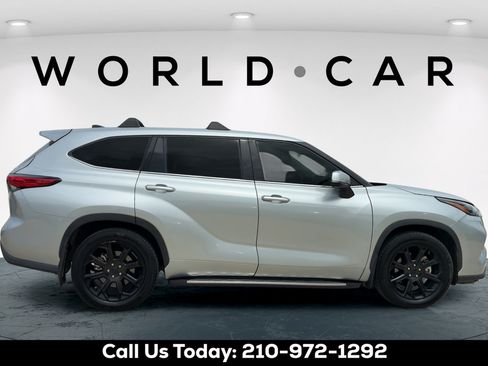 Used 2022 Toyota Highlander LE FWD image 2