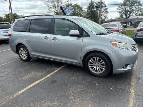 Used 2016 Toyota Sienna XLE image 3