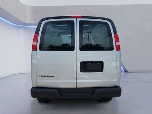 Used 2018 Chevrolet Express 2500 w/ Driver Convenience Package RWD image 4