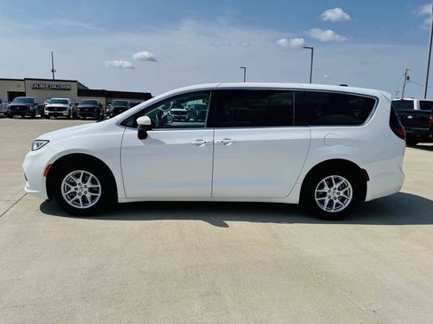 Used 2023 Chrysler Pacifica Touring-L FWD image 38