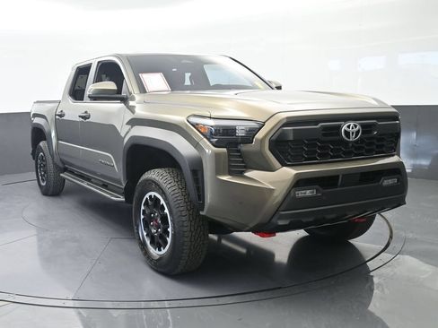 Used 2025 Toyota Tacoma TRD Off-Road w/ TRD Off Road Premium Package AWD/4WD image 9