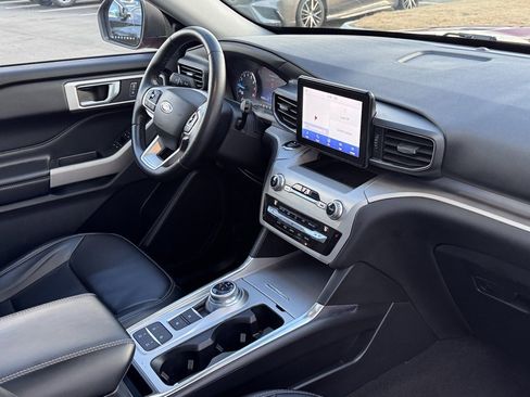 Used 2021 Ford Explorer XLT w/ Equipment Group 202A image 5