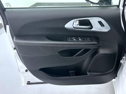 Certified 2026 Chrysler Pacifica Limited FWD image 9
