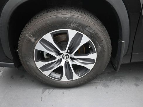 Used 2021 Toyota Highlander XLE AWD/4WD image 14