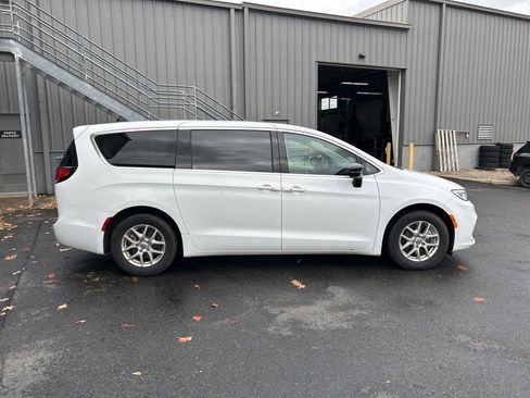 Certified 2024 Chrysler Pacifica Touring-L image 2