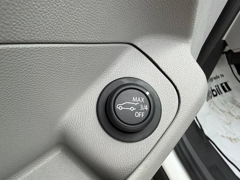 Used 2024 GMC Terrain SLE w/ Driver Convenience Package FWD image 17