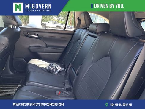 Used 2023 Toyota Highlander XLE AWD/4WD image 22