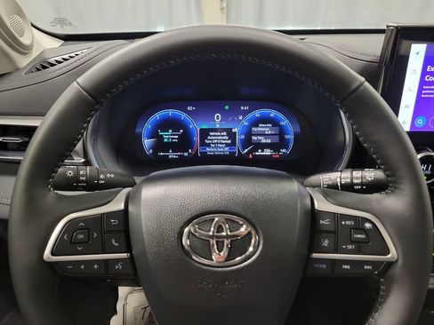 Used 2025 Toyota Highlander Platinum image 15