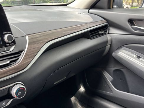 Used 2025 Nissan Altima 2.5 SV FWD image 32