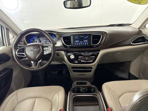 Used 2018 Chrysler Pacifica Touring-L FWD image 25