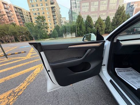 Used 2024 Tesla Model Y Long Range AWD/4WD image 39