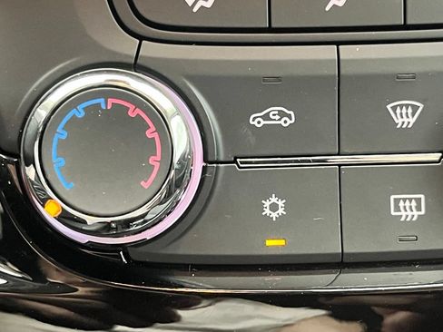 Used 2022 Buick Encore Preferred AWD/4WD image 5
