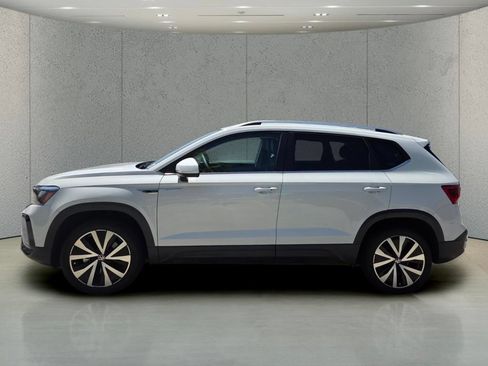 Used 2022 Volkswagen Taos SE FWD image 2