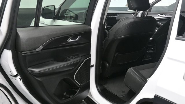 Used 2022 Jeep Grand Cherokee Laredo w/ Luxury Tech Group I AWD/4WD image 24