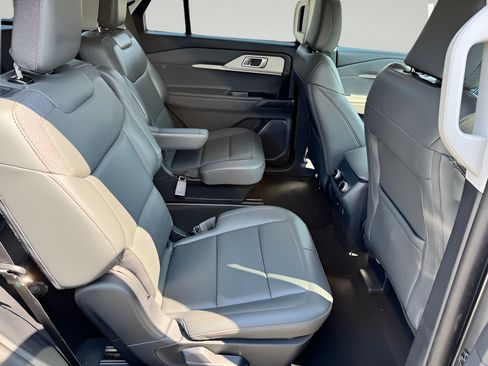 Used 2025 Ford Explorer Active w/ Active Comfort Package RWD image 32