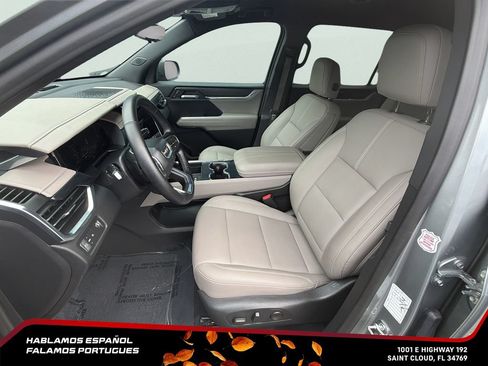 Certified 2026 GMC Acadia Elevation w/ Elevation Premium Package FWD image 11