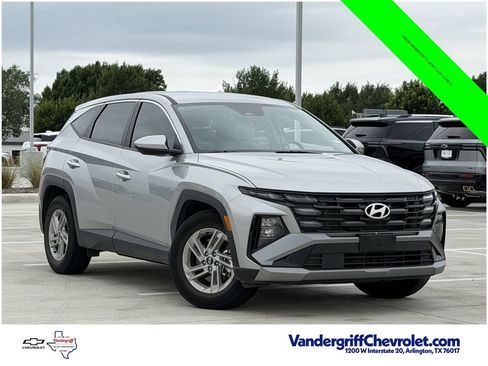 Used 2025 Hyundai Tucson SE FWD image 2