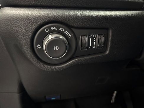 New 2026 Chrysler Pacifica Limited w/ Uconnect Theater Family Group image 19