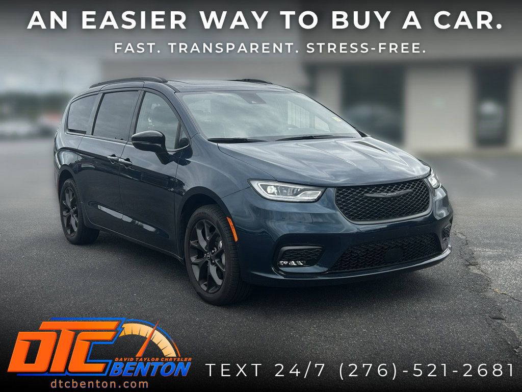 Used 2025 Chrysler Pacifica Limited AWD/4WD image 1