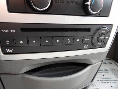Used 2010 Chrysler Town & Country Touring w/ Entertainment Group #2 FWD image 19