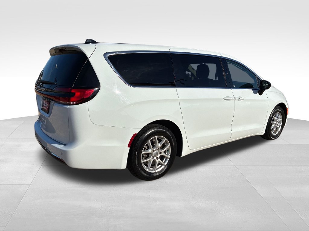 Used 2024 Chrysler Pacifica Touring-L FWD image 5