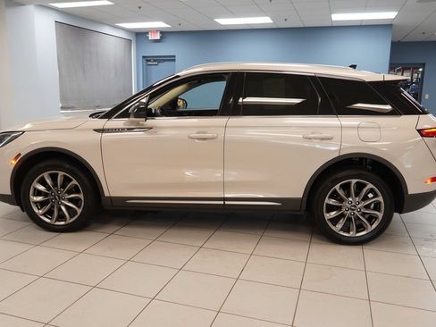 Used 2021 Lincoln Corsair AWD w/ Premium Package image 2
