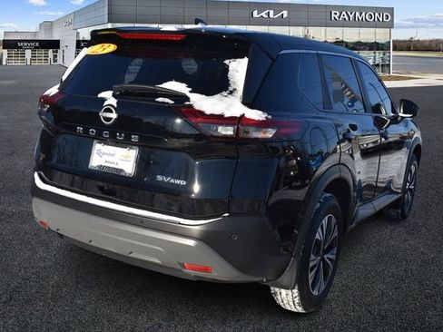 Used 2023 Nissan Rogue SV image 3