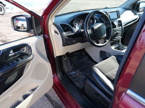 Used 2016 Chrysler Town & Country Limited image 15