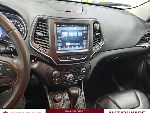 Used 2020 Jeep Cherokee Trailhawk image 8