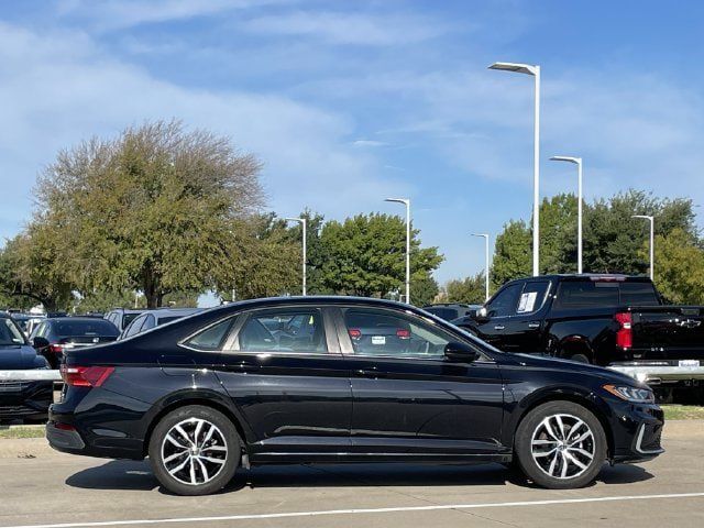 Used 2025 Volkswagen Jetta SE FWD image 3