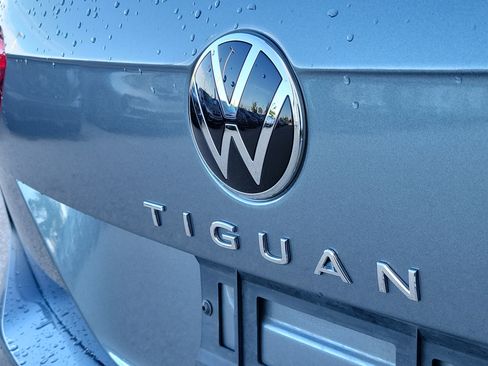 Used 2022 Volkswagen Tiguan SE w/ Panoramic Sunroof Package FWD image 7