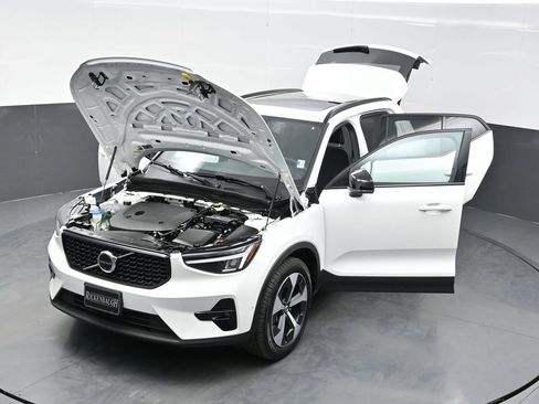 Used 2025 Volvo XC40 B5 Plus AWD/4WD image 40