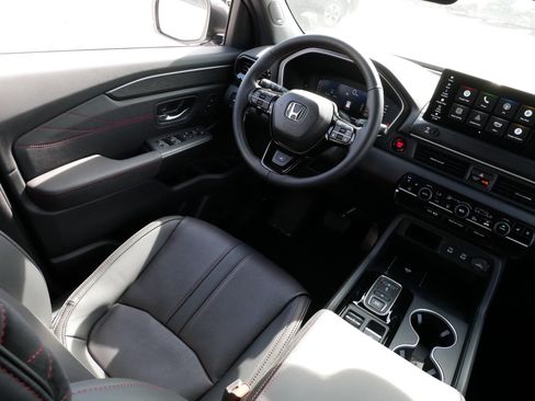 Certified 2026 Honda Pilot Black Edition image 9