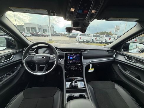 New 2025 Jeep Grand Cherokee Laredo image 12